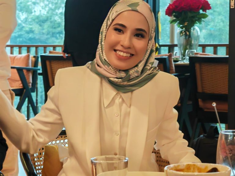 Bella Dally mula fokus belakang tabir