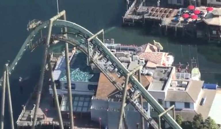 32 orang ‘tergantung’ dalam keadaan terbalik di udara, roller coaster dinaiki terhenti