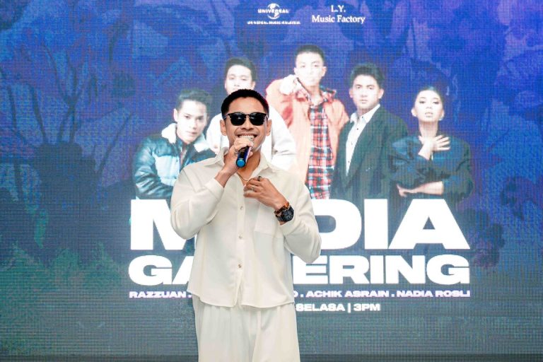 Cinta Kayangan milik Razzuan Rosli