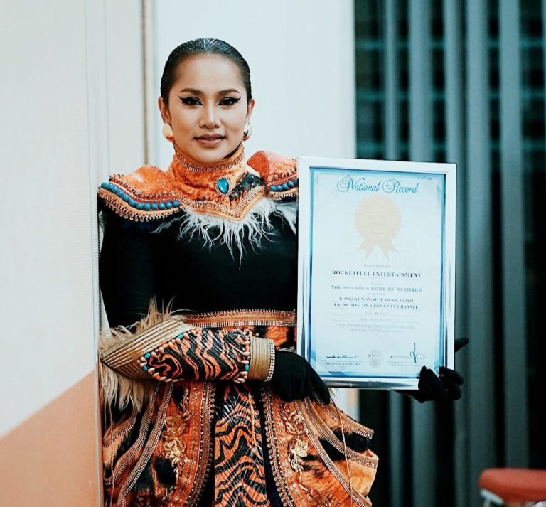 Artis pertama punya saluran Pop-Up eksklusif, Elly Mazlein terima anugerah Malaysia Book of Records