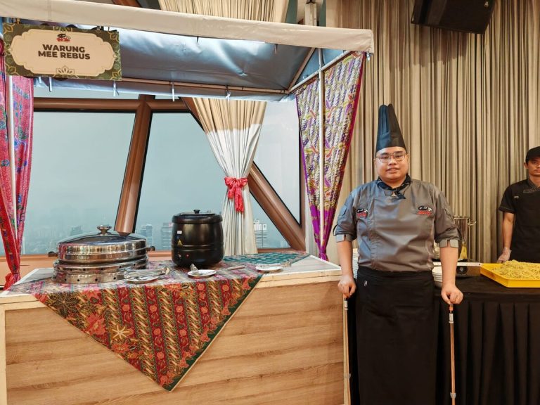 Tuuu Dia Pak Tam bawa menu istimewa ke Menara Kuala Lumpur
