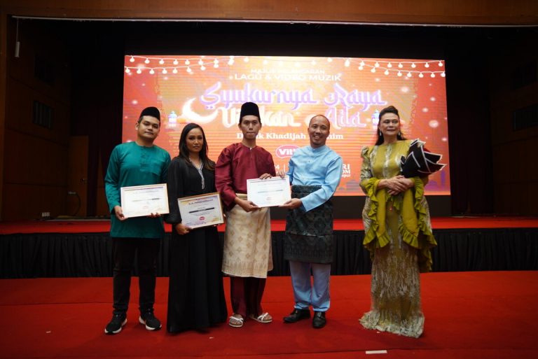 Vibes lagu raya 70-an dalam Syukurnya Raya, Vit’s Kan Ada