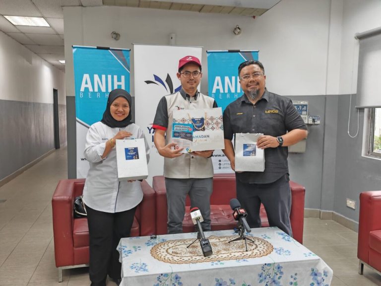 Santuni pengguna lebuh raya, Yayasan Ikhlas edar 300 pek iftar ‘On The Go’ sempena Ramadan