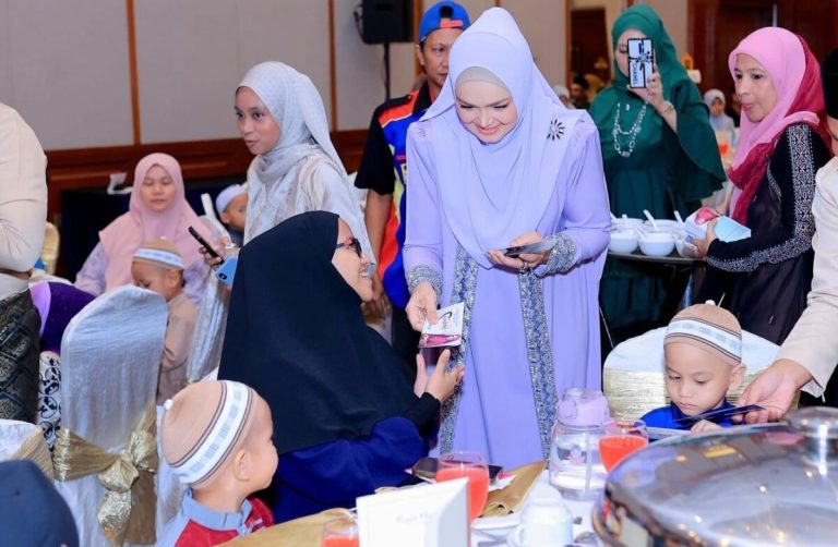 Terhutang budi, Siti Nurhaliza bantu pengamal media, artis veteran
