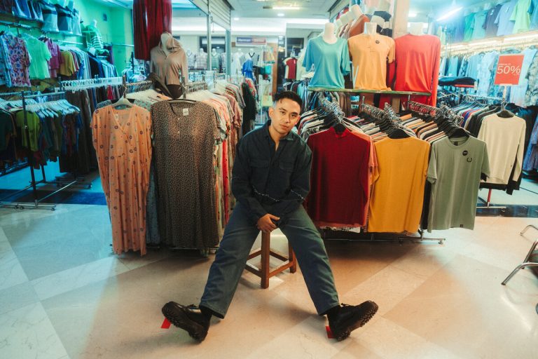 Selepas Swipe, Alyph kembali dengan Dari Jauh