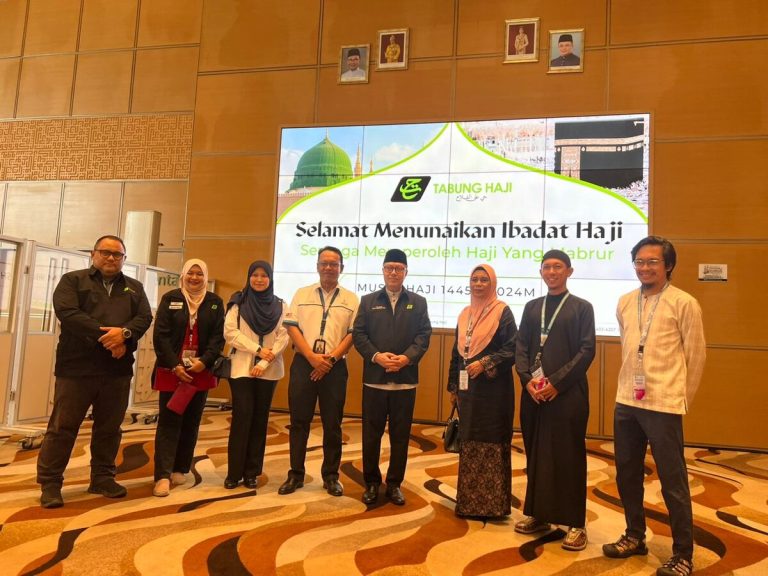 Jalin kerjasama dengan Amal by Malaysia Airlines, Siti Khadijah agih barangan ‘travel kit’ kepada jemaah haji