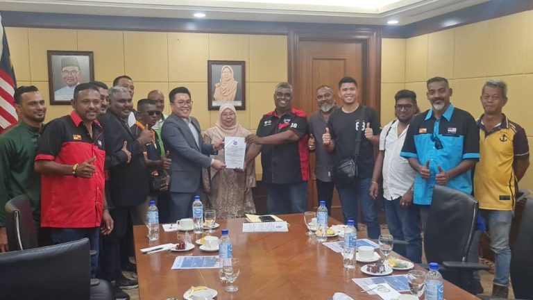Serah memorandum, pengusaha trak tunda minta kerajaan kekalkan bantuan subsidi diesel