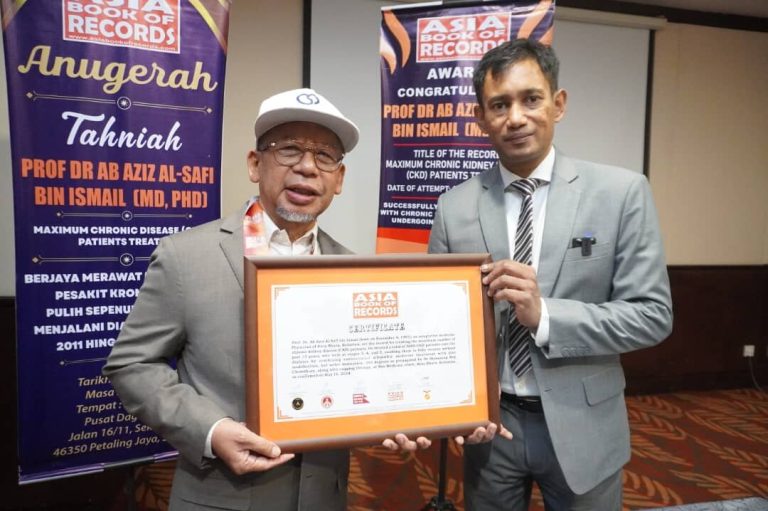 Beri kaedah alternatif rawat pesakit buah pinggang, Prof Dr Ab Aziz terima anugerah Asia Book of Records