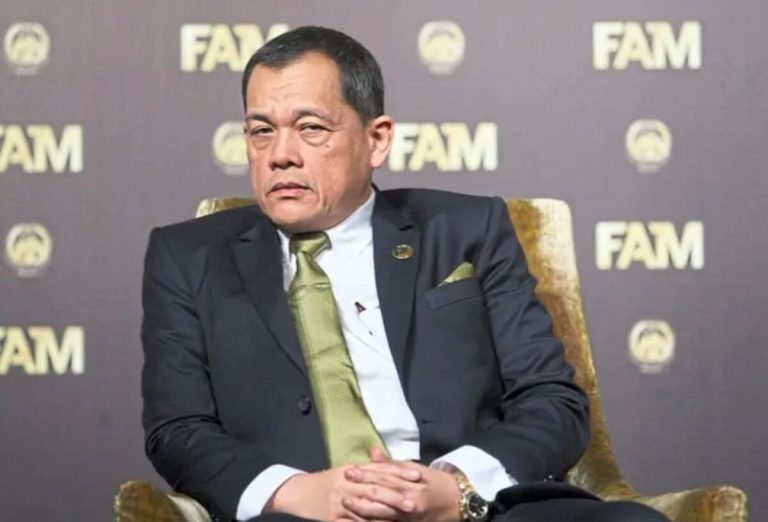 Kontinjen Malaysia sarung rekaan Rizman Ruzaini pada pembukaan Olimpik Paris