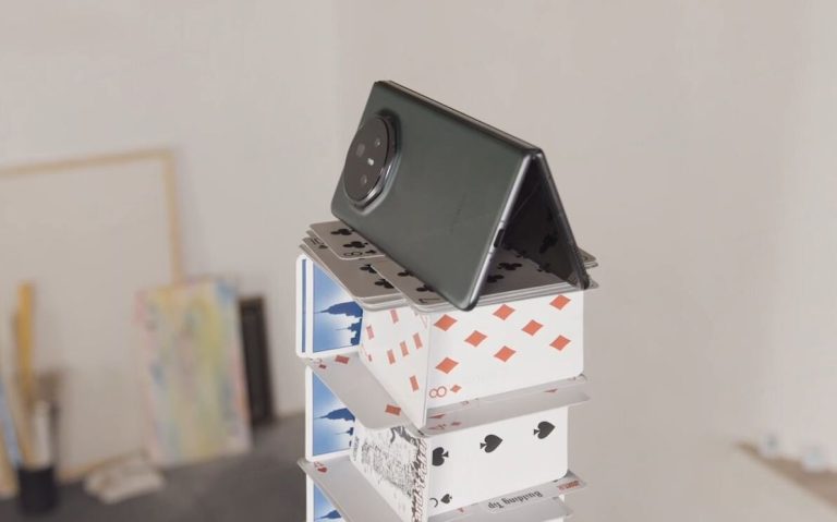 HONOR Magic V3 berdiri teguh atas puncak rumah kad permainan tertinggi di dunia