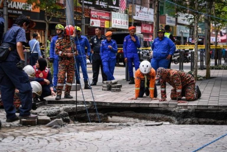 GPR dibawa masuk ke lokasi pencarian mangsa tanah jerlus