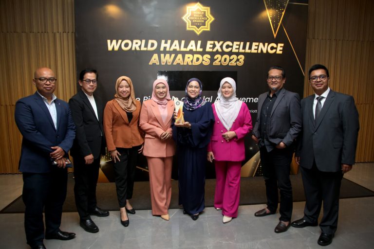 TV AlHijrah terima dua anugerah atas kecemerlangan dalam penyiaran Islam