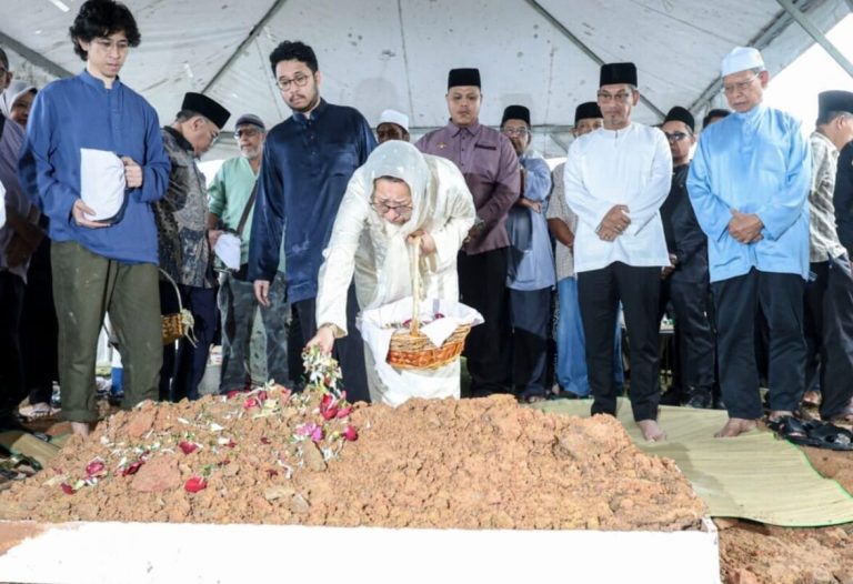 Jenazah Tun Daim selamat dikebumikan