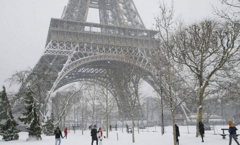 Menara Eiffel ditutup akibat salji lebat
