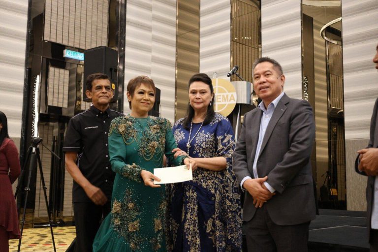 Yayasan PEKEMA beri sumbangan kepada 30 anak seni berjumlah RM150,000