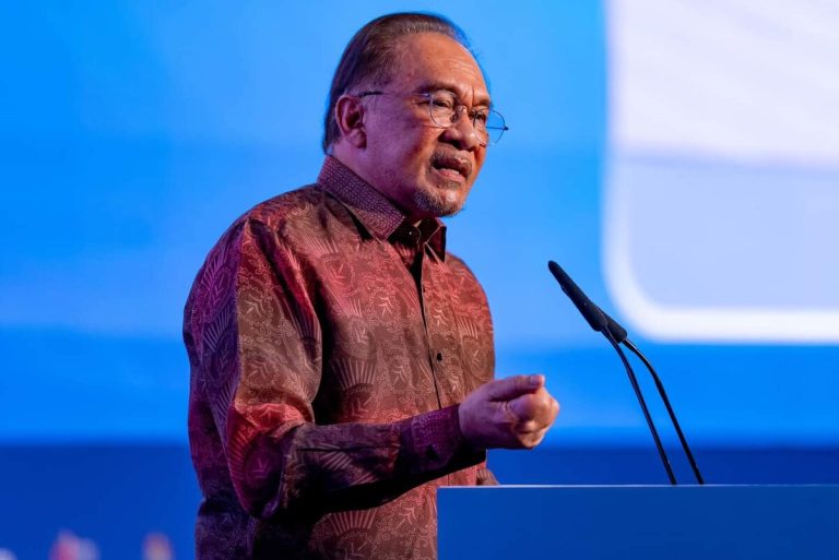 Banjir di Pantai Timur, Anwar umum cuti semua anggota kabinet dibeku