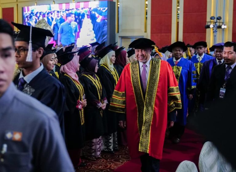 Ahmad Zahid tidak terima pemakluman Tengku Zafrul keluar UMNO