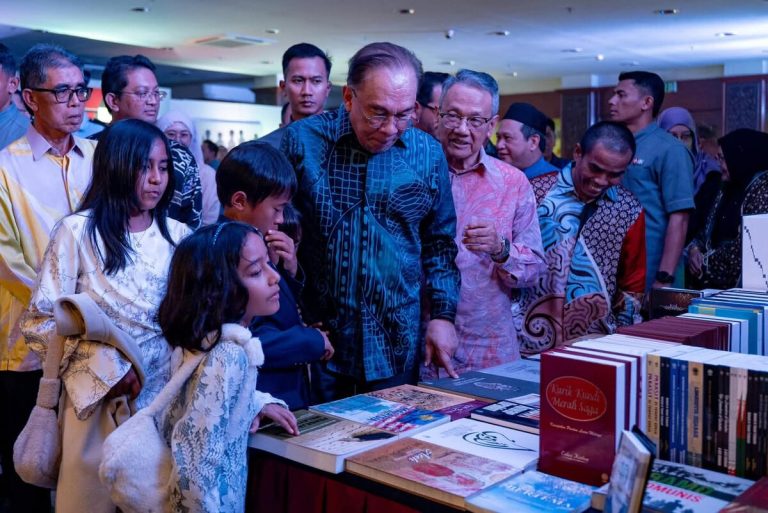 Anwar Ibrahim hadiri Malam Manifestasi Tiga Seni DBP
