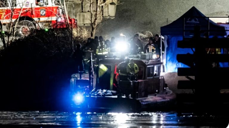 18 mayat ditemui di Sungai Potomac susulan nahas pesawat American Airlines dan helikopter Black Hawk