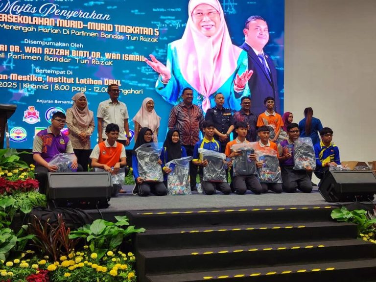 2,000 pelajar tingkatan lima di Bandar Tun Razak terima bantuan persekolahan dari Dr Wan Azizah