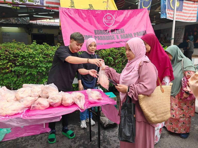 Kongsi Rezeki: Perfume Paradise X Abam Panda beri lebih 300 ekor ayam kepada orang ramai