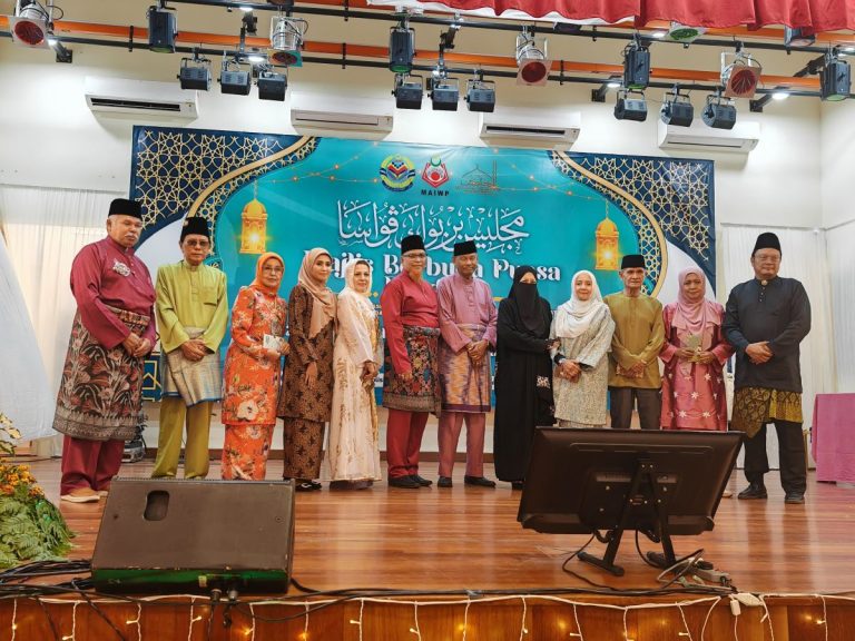 10 artis veteran terima sumbangan Hari Raya daripada Masjid Al-Mukhlisin