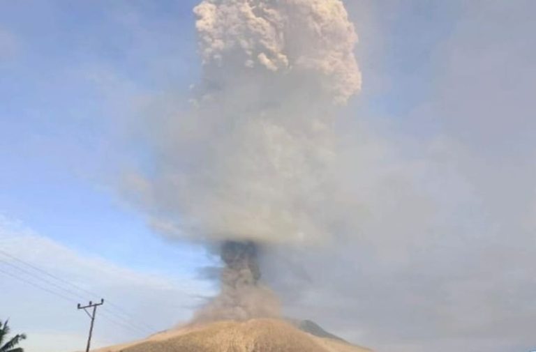 Gunung Lewotobi meletus, Indonesia keluarkan amaran penerbangan tahap tertinggi