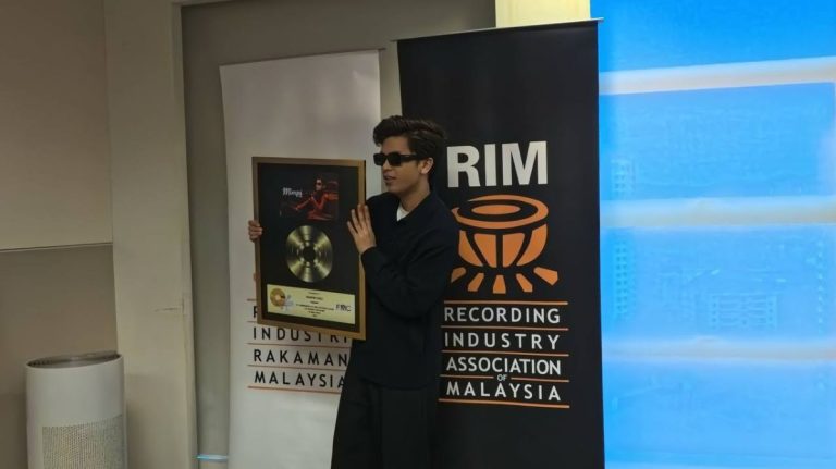 Haqiem Rusli terima Anugerah Emas RIM untuk kejayaan luar biasa lagu ‘Mimpi’