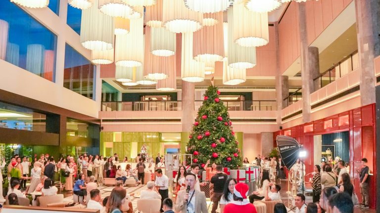 Pullman Kuching nyalakan pokok Krismas 2025, umum kerjasama bersama Kuching Autistic Association