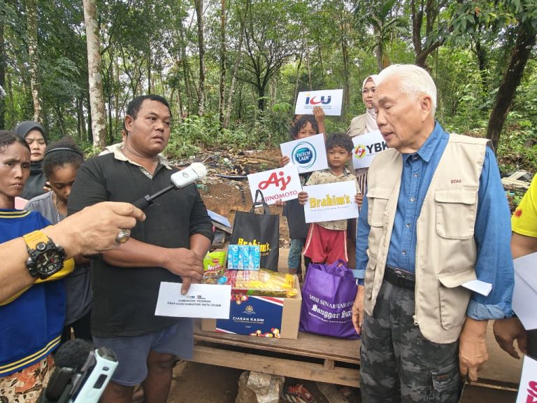 Ziarah Sinar Kasih Ramadan, YBK salur bantuan tunai dan kotak rezeki kepada 400 keluarga miskin tegar di Hulu Selangor