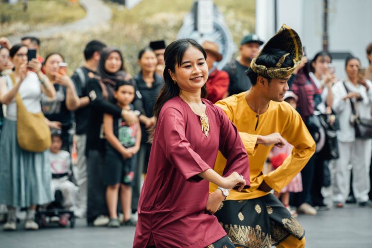 Flashmob zapin di Pavilion perkenal Keris & Co, 100 kurta percuma raih perhatian