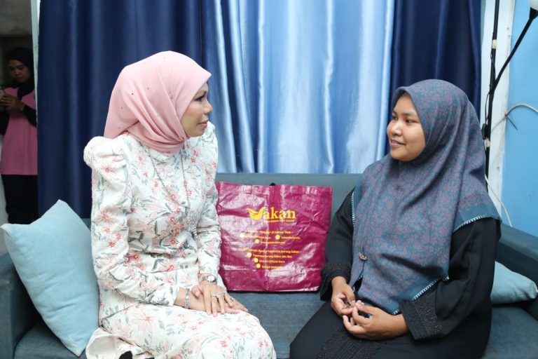 Anak mangsa pemandu mabuk terima tajaan sekolah Yayasan Insan Sakan