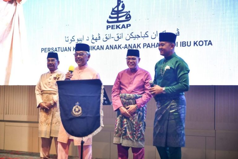 Sultan Pahang cemar duli ke majlis Aidilfitri PEKAP, sumbangan RM100,000 perkukuh tabung pendidikan anak Pahang