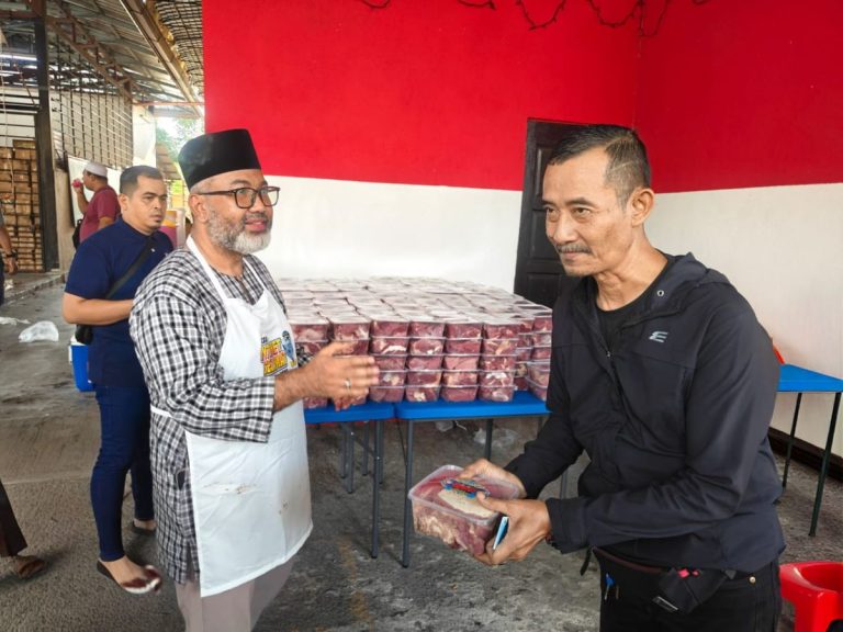 UMNO Batu agih 600 paket daging korban kepada penduduk Parlimen Batu